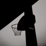 Schwarz-weiß Foto eines Basketballkorbes