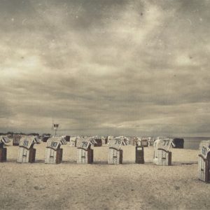 Hipstamatic Foto von Strandkörben vor Saisonbeginn