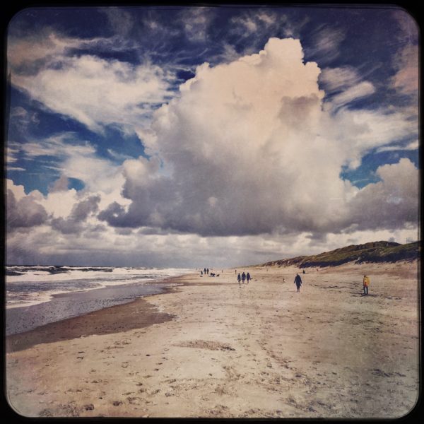 Hipstamatic Foto von Wolkenbergen am Nordseestrand