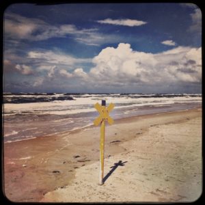 Hipstamatic Fotografie vom Nordseestrand mit Schild