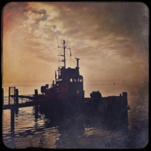 Hipstamatic Foto eines Schiffes im morgendlichen Seenebel in Holtenau