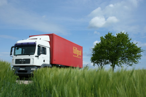 Logistik Transport Werbefotografie Roadtrip LKW Umzugsunternehmen Schleswig-Holstein Landschaft Kornfeld