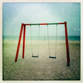Hipstamatic Farbfotografie einer Schaukel am Ostseestrand in Schleswig-Holstein