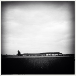 Hipstamatic schwarz-weiß Aufnahme des MFG5 Geländes zwischen Kiel Holtenau und Friedrichsort