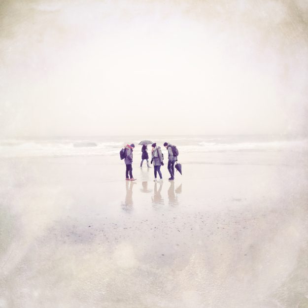 Gruppe im Winter am Strand