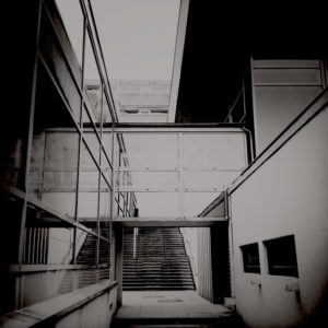 Schwarz-weiß Hipstamatic Foto Architektur Schwimmhalle Schilksee