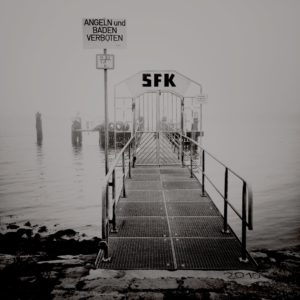 Schwarz-weiß Hipstamatic Foto SFK Anleger Kiel Holtenau